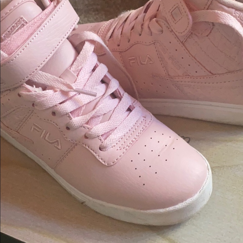 Shoes . - Picture 4 of 7